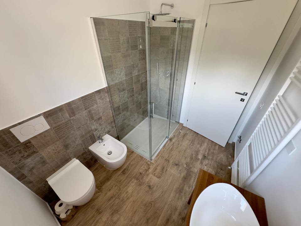 Shower, Toilet, Bathroom, bidet, towels