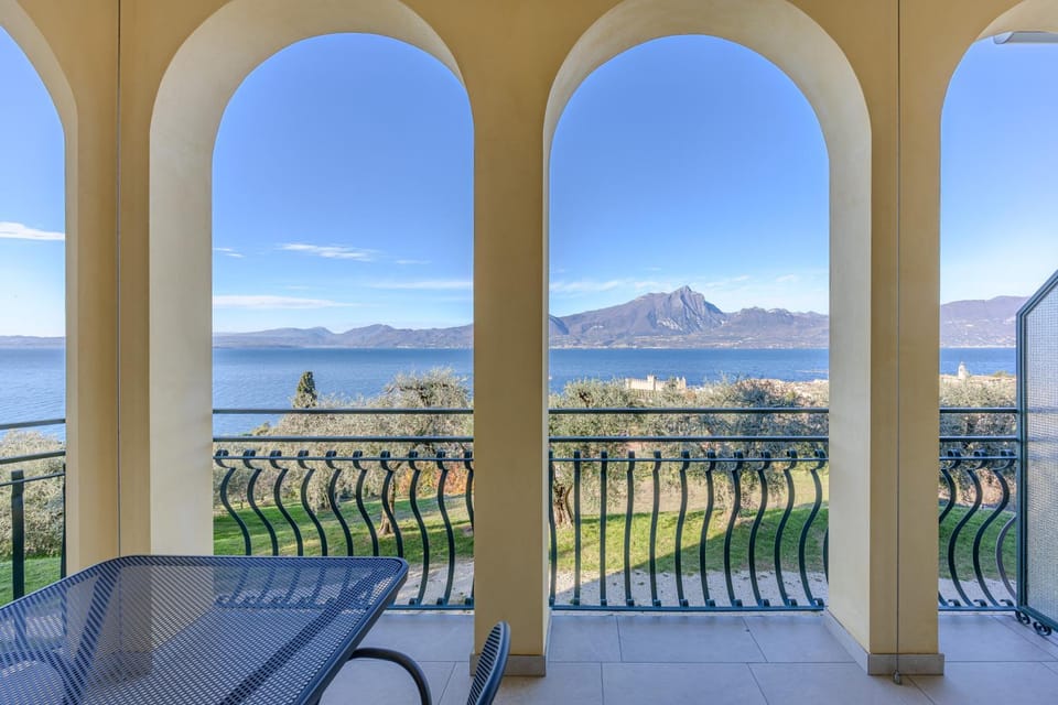 Balcony/Terrace, Lake view