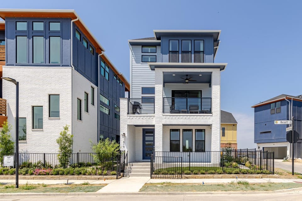 Property building, Facade/entrance, Neighbourhood, Street view, Quiet street view