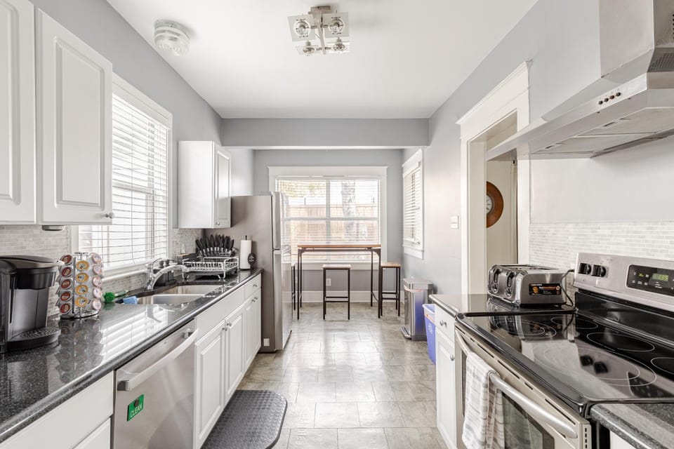 Coffee/tea facilities, dishwasher, oven, stove, toaster, kitchen