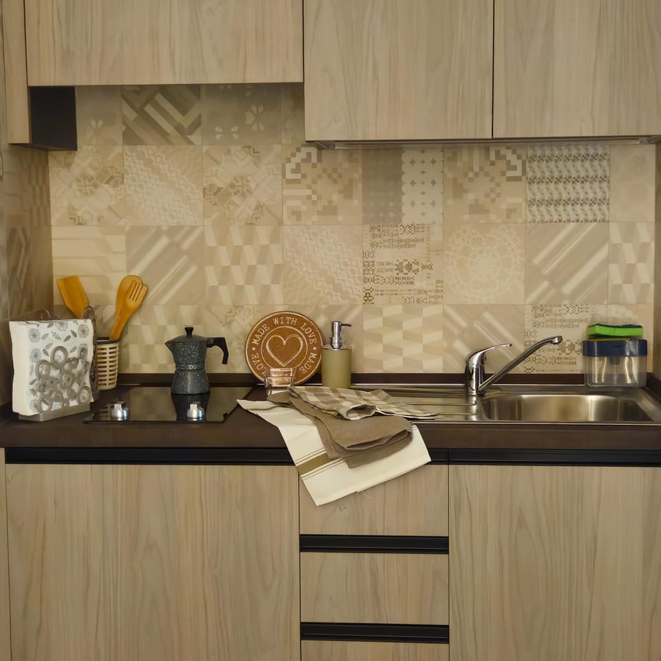 Coffee/tea facilities, Kitchen or kitchenette, stove