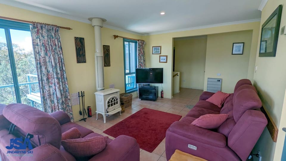TV and multimedia, Living room, Seating area, fireplace, flat iron
