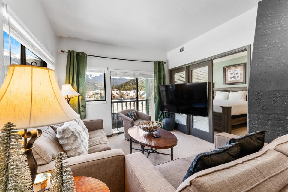 Day, TV and multimedia, View (from property/room), Living room, Seating area, Bedroom, Mountain view, furniture, air conditioner