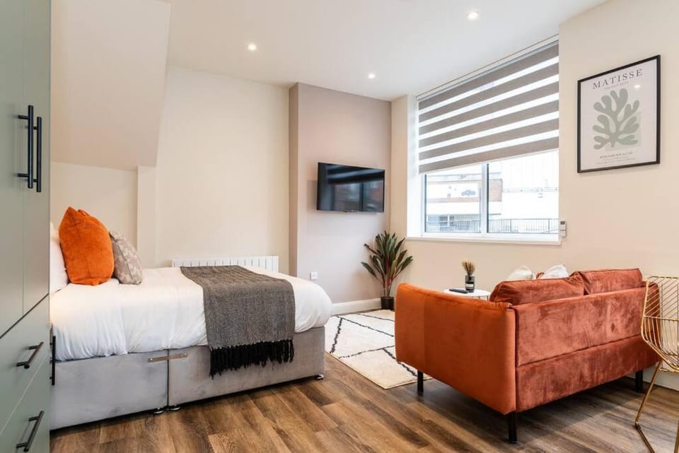 Bed, TV and multimedia, Seating area, Bedroom