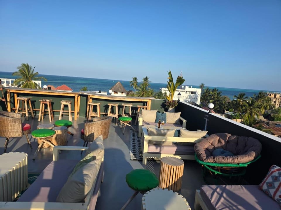 Restaurant/places to eat, Dining area, Sea view, Quiet street view