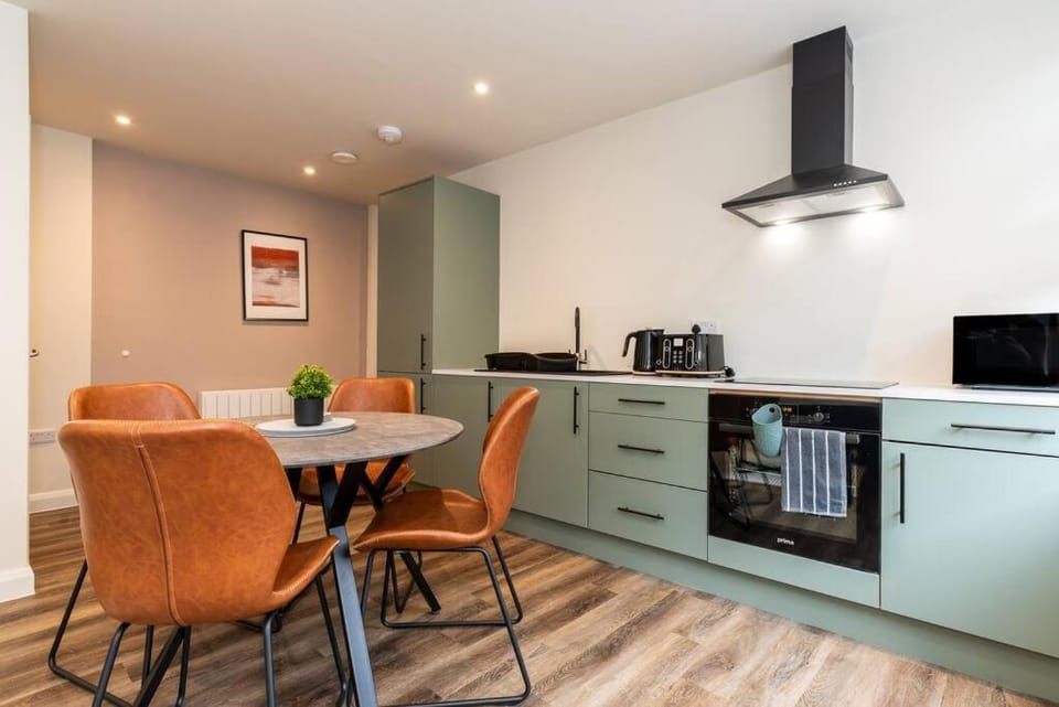 Coffee/tea facilities, Kitchen or kitchenette, Living room, Seating area, oven, stove, toaster