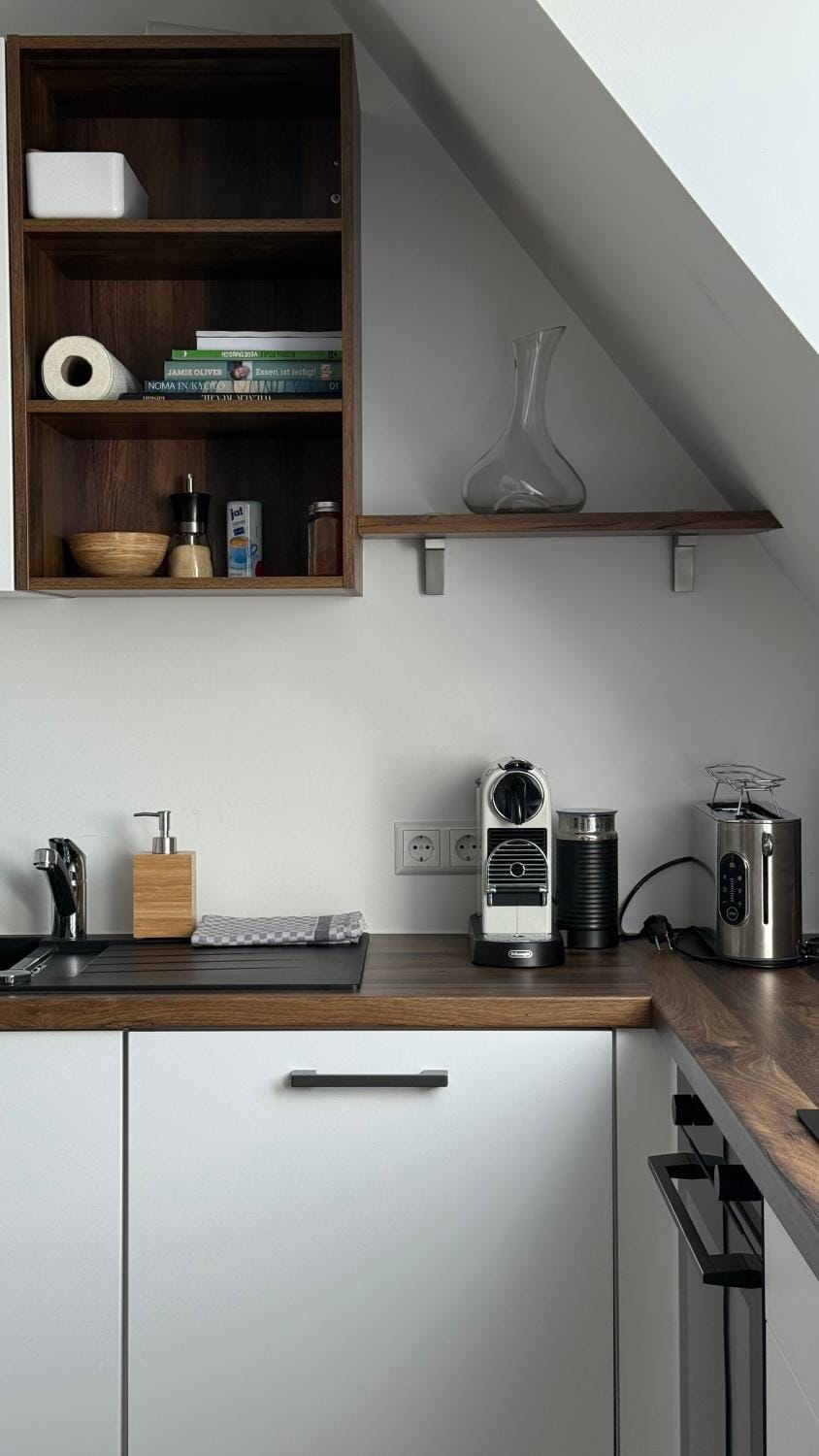 Coffee/tea facilities, Kitchen or kitchenette, stove, toaster