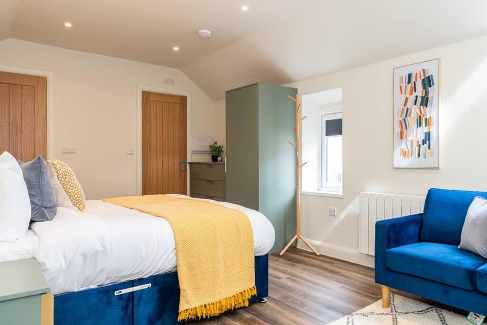 Bed, Photo of the whole room, Seating area, Bedroom, wardrobe