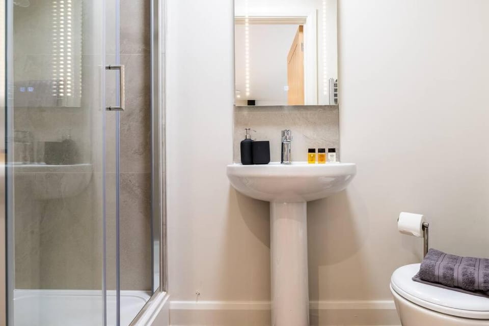 Shower, Toilet, Bathroom, towels