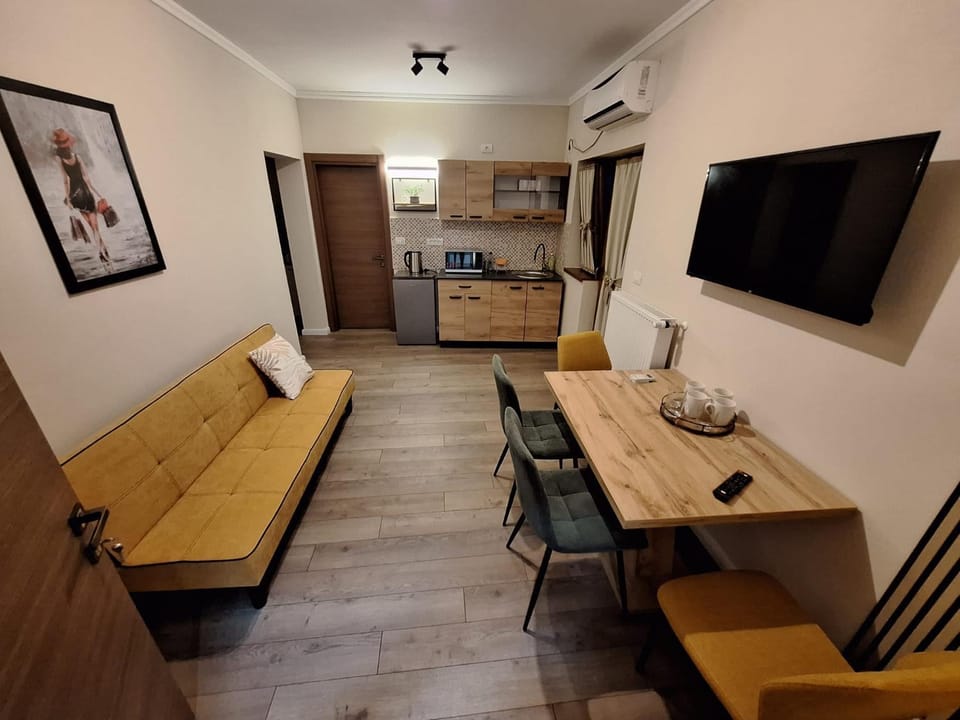 Kitchen or kitchenette, Living room
