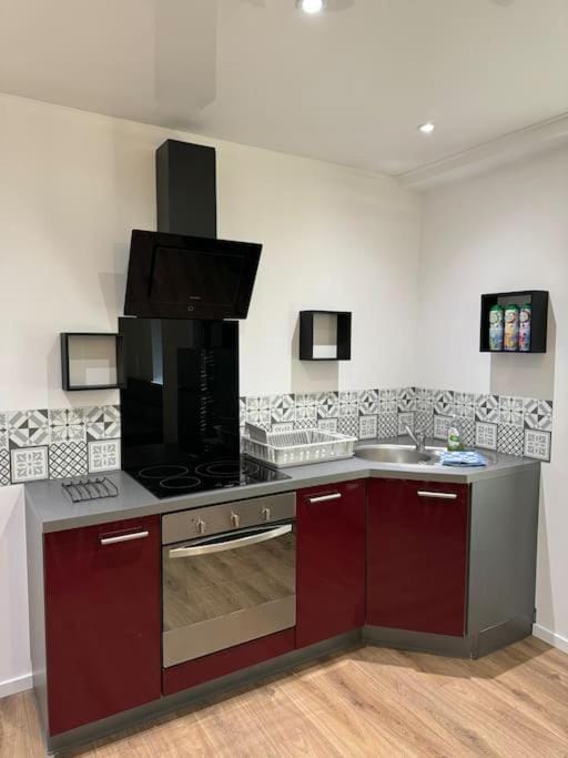 Kitchen or kitchenette, oven, pet friendly, stove