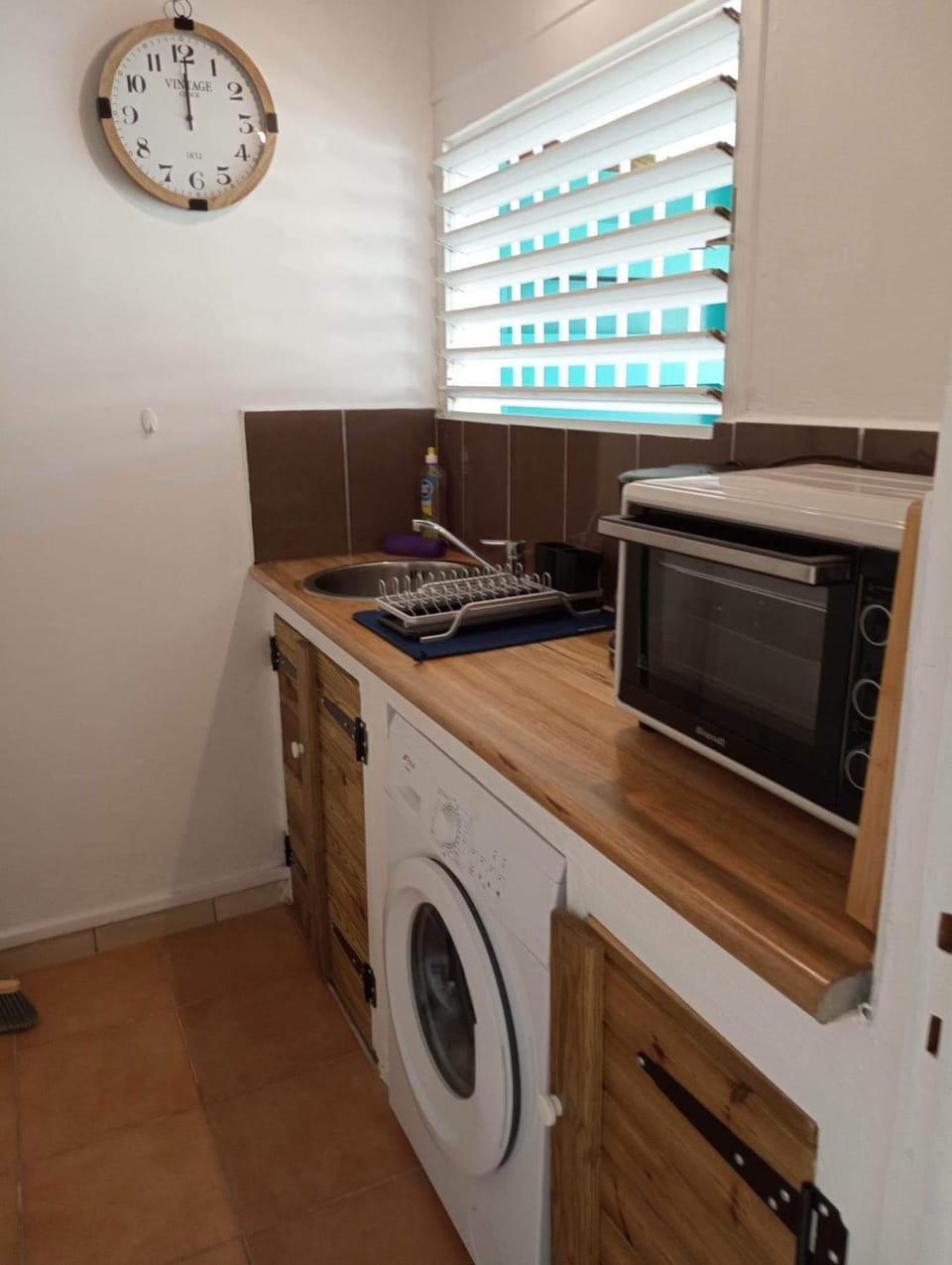 Kitchen or kitchenette, washing machine