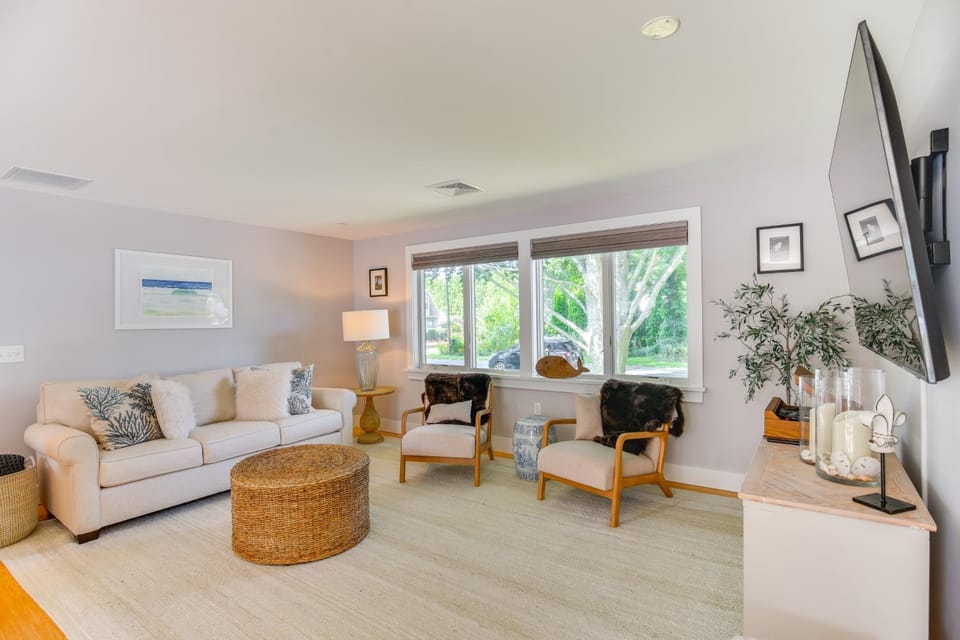 Coastal-Modern Home < 3 Mi to Charlestown Beach! House in Charleston