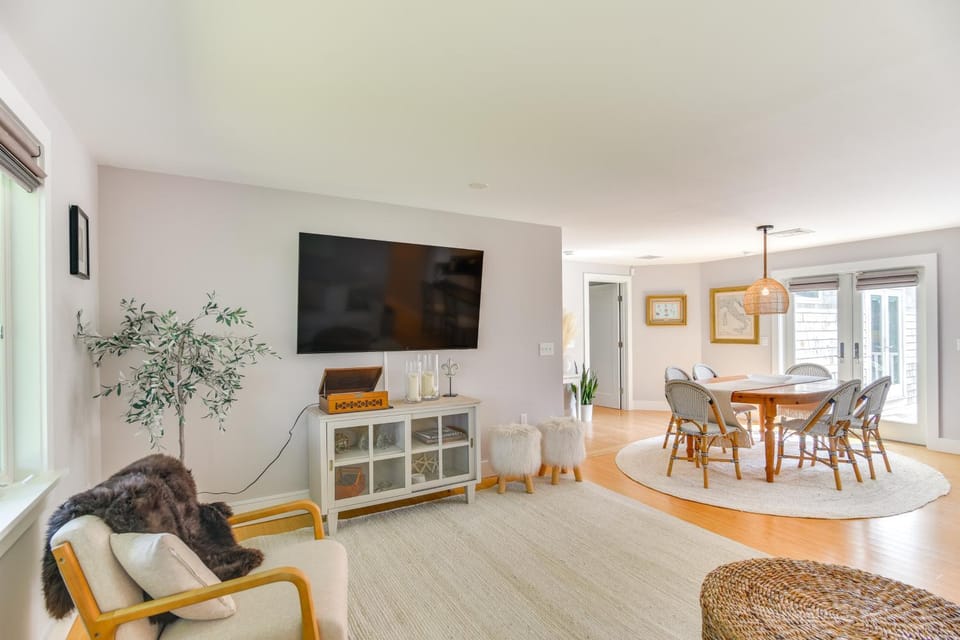 Coastal-Modern Home < 3 Mi to Charlestown Beach! House in Charleston