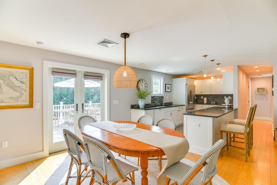 Coastal-Modern Home < 3 Mi to Charlestown Beach! House in Charleston