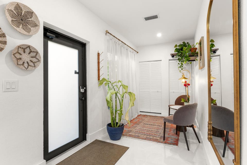 Charming Home Close to Beaches & Downtown House in Miami