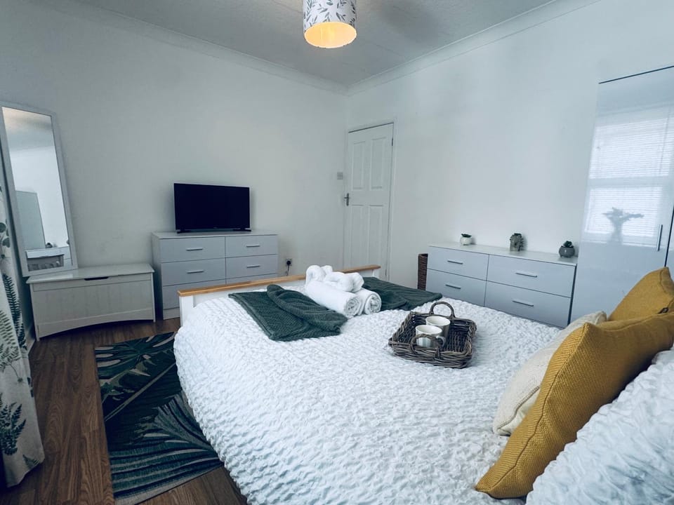 Bed, TV and multimedia, Bedroom