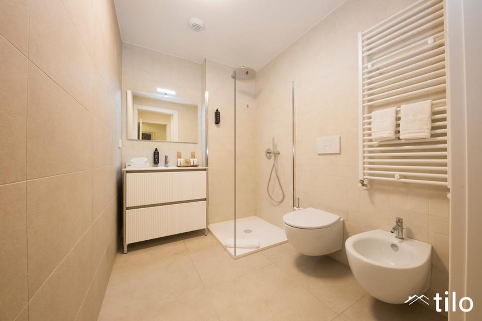 Shower, Toilet, Bathroom, bidet, towels