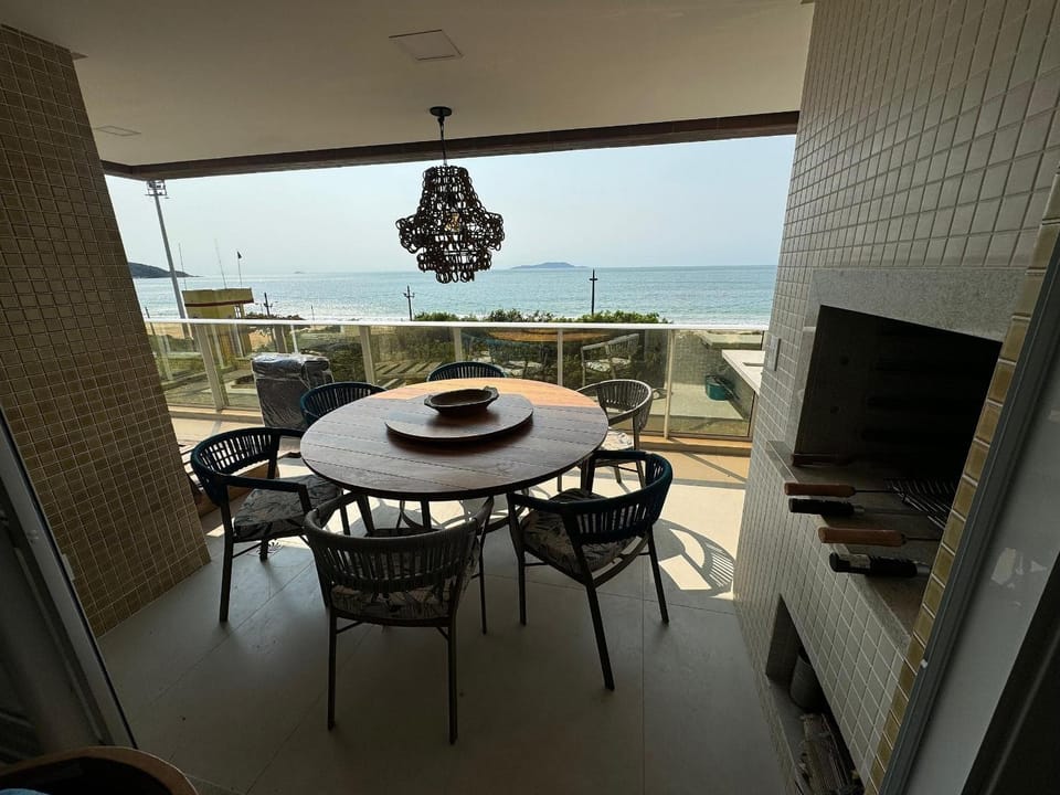 cód 31 - Apartamento 3 dormitórios frente mar Apartment in Florianopolis