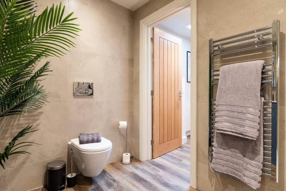 Toilet, towels