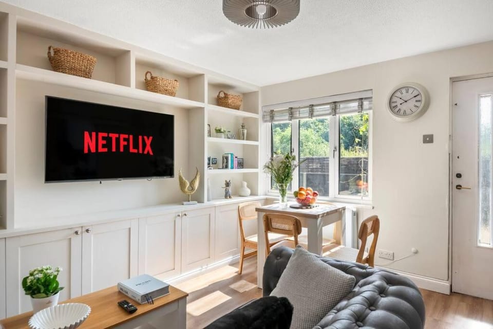 TV and multimedia, Living room, Seating area, Dining area, Evening entertainment