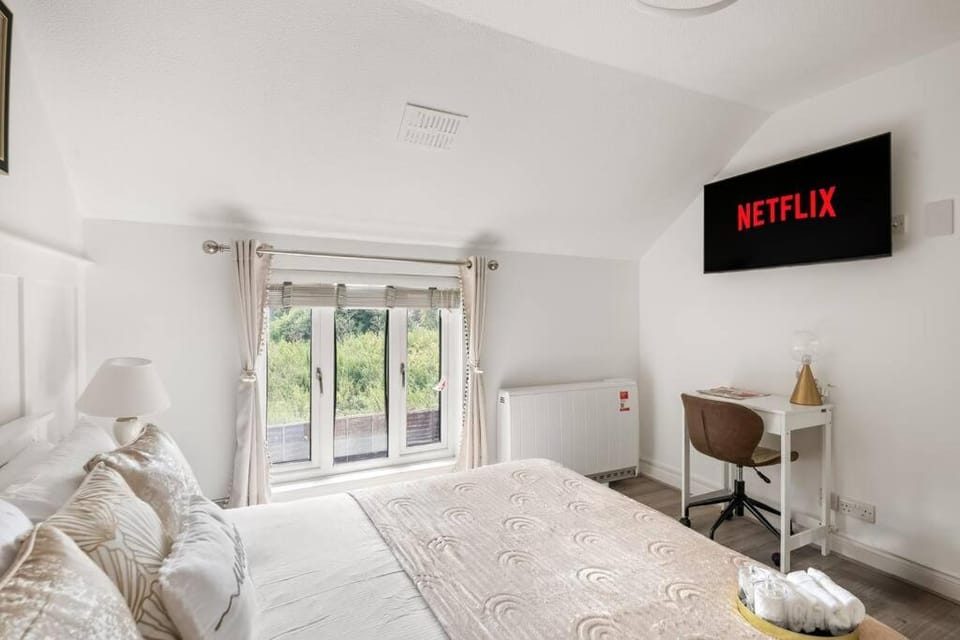 Bed, TV and multimedia, Photo of the whole room, Bedroom