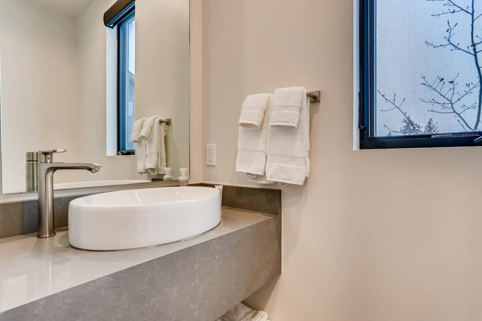 Basecamp Townhome 07 by East West Hospitality Apartment in Avon