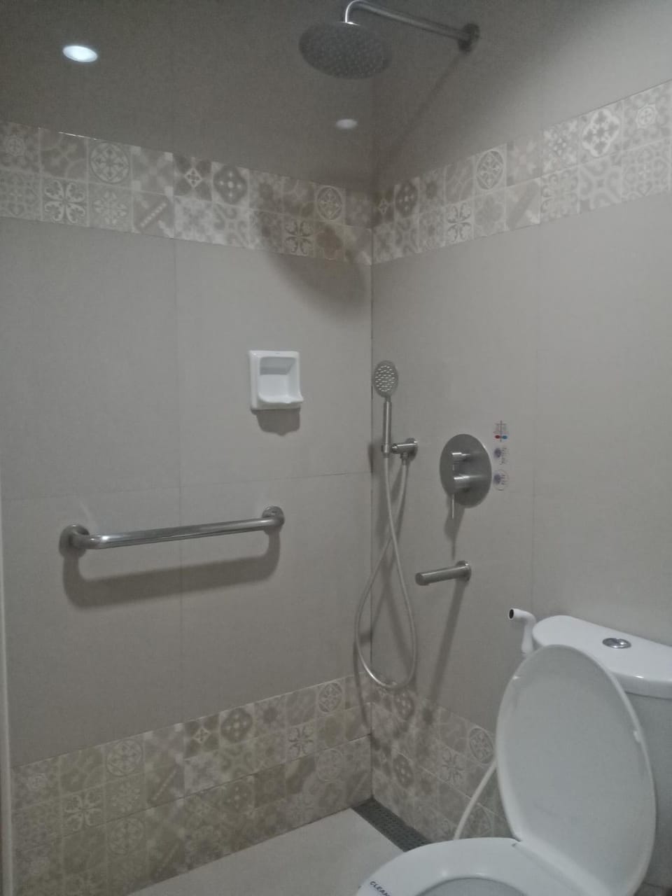 Shower, Toilet