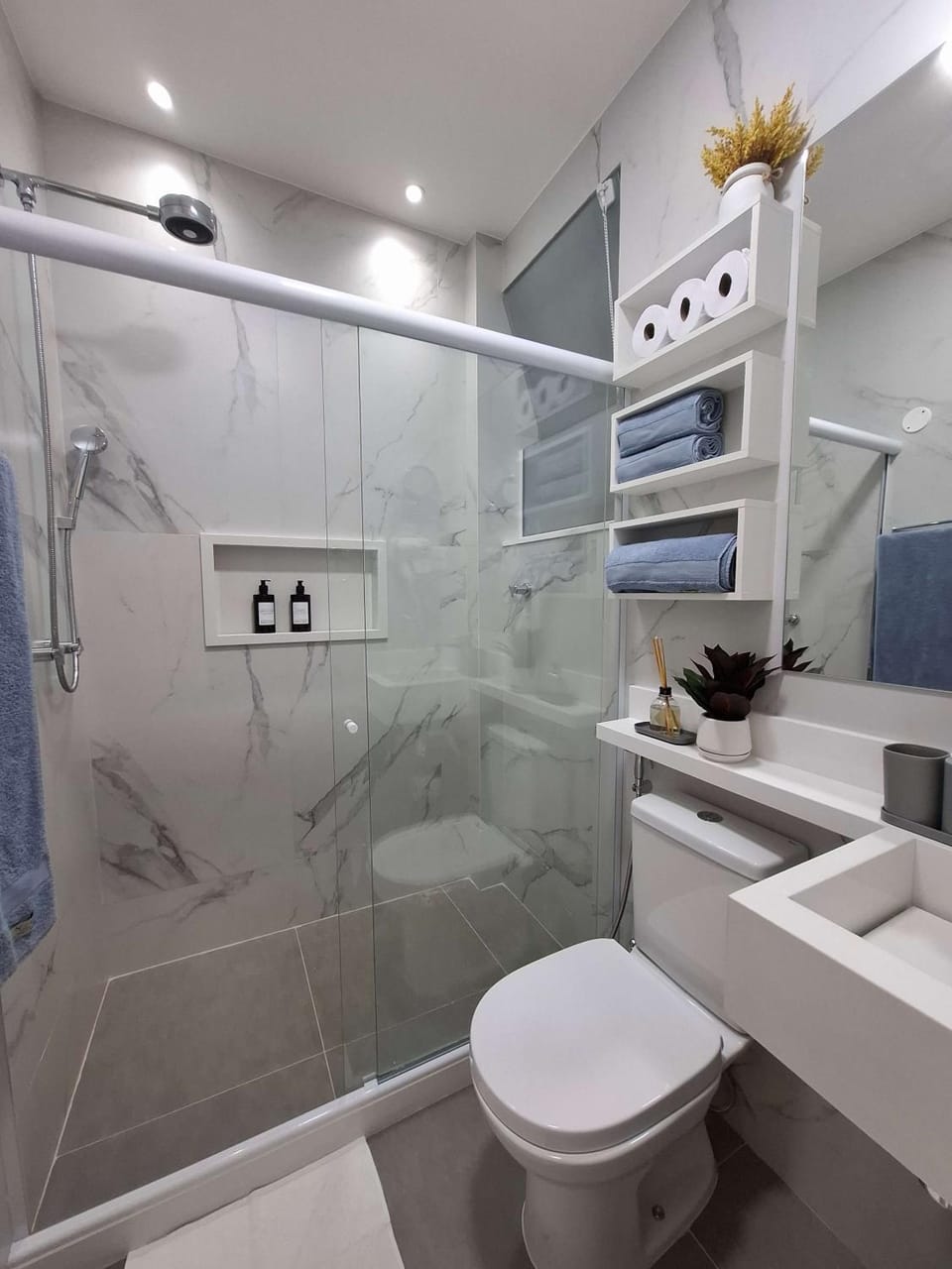 Shower, Toilet, Bathroom, towels