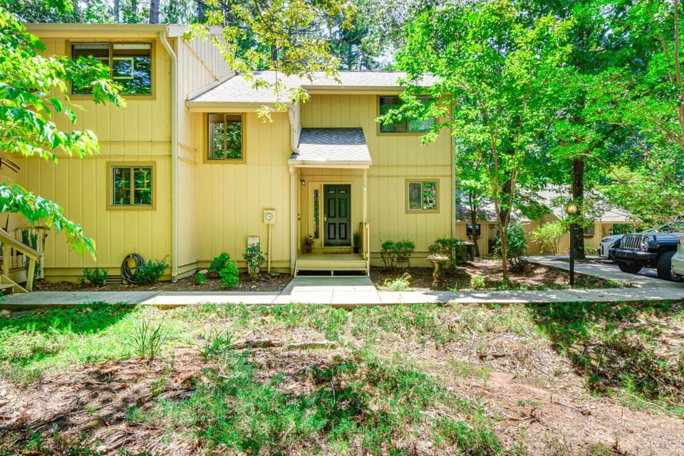 Private Balcony: Lake Keowee Home w/ Pool Access House in Lake Keowee