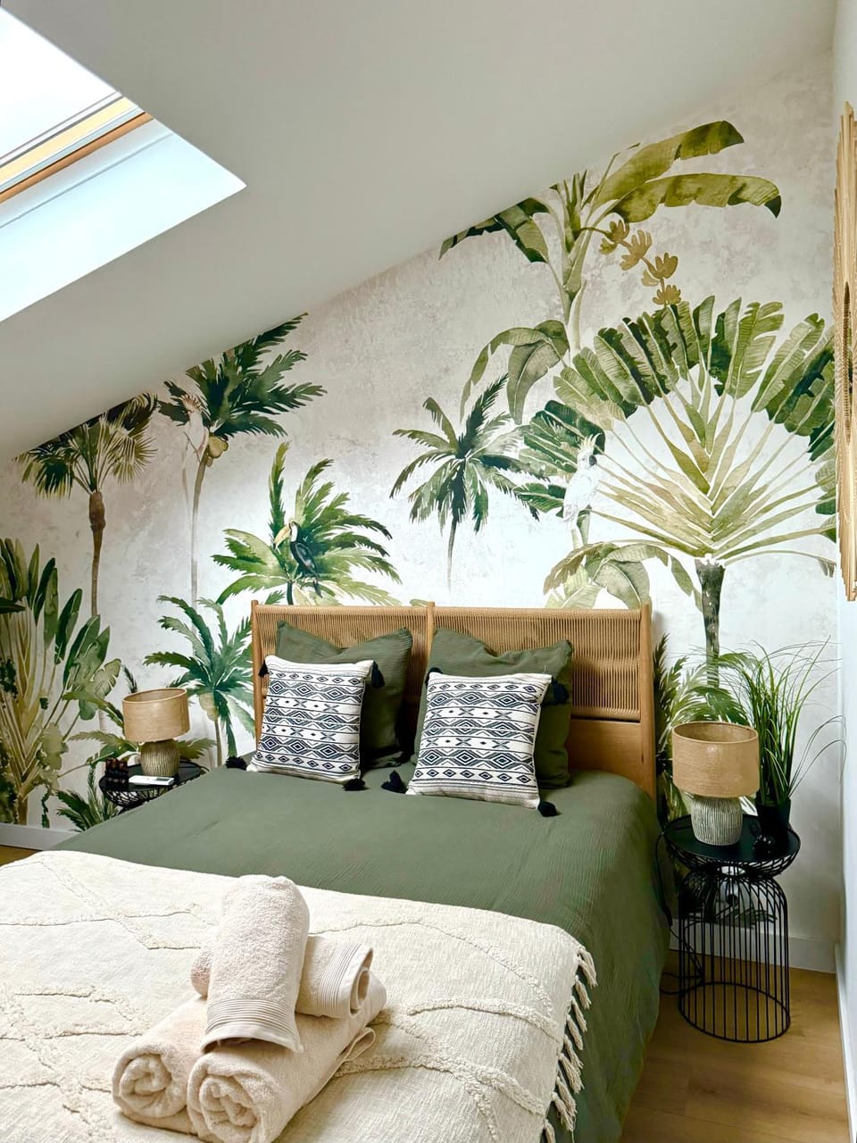 Bed, Bedroom, towels