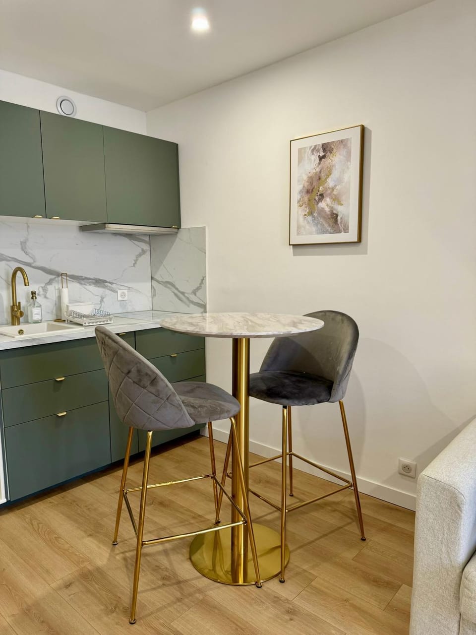 Kitchen or kitchenette, Dining area