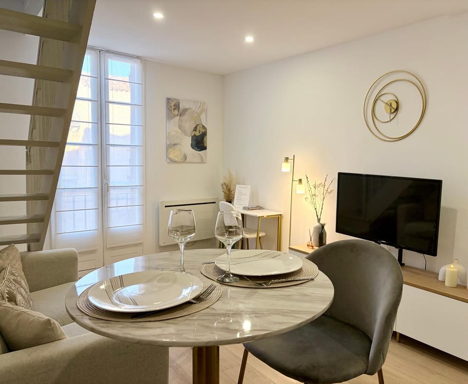 TV and multimedia, Living room, Seating area, Dining area