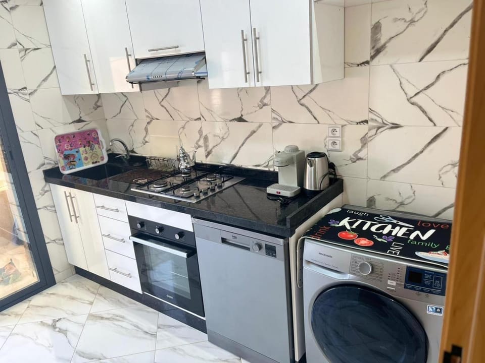 Coffee/tea facilities, Kitchen or kitchenette, dishwasher, oven, stove, washing machine, dryer