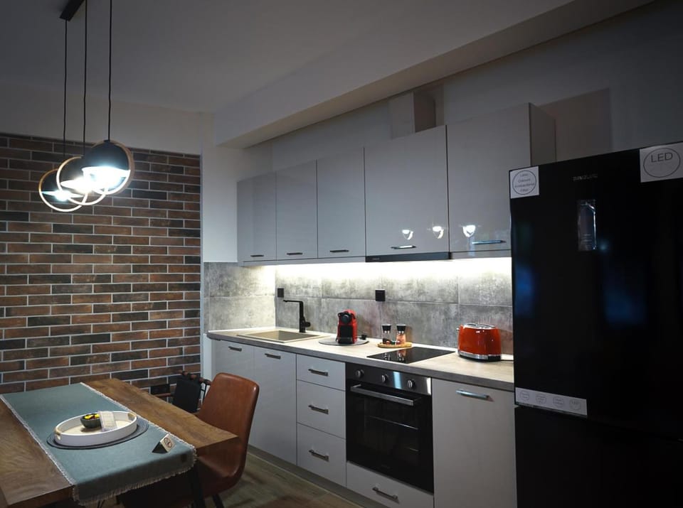 Coffee/tea facilities, Kitchen or kitchenette, Dining area, oven, stove, toaster