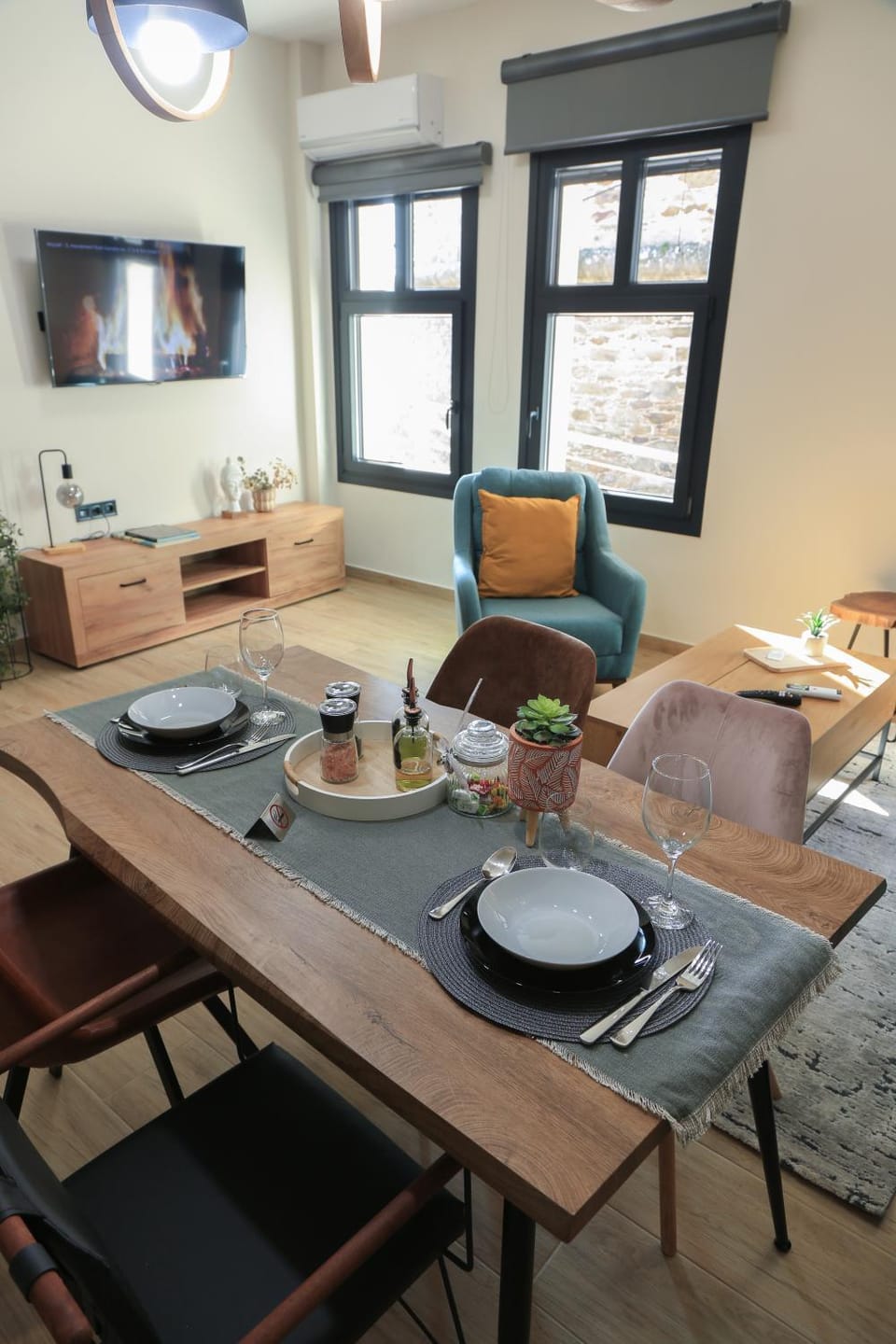 TV and multimedia, Living room, Seating area, Dining area