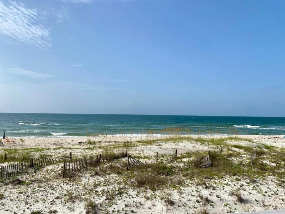 Ocean Mile F-4-Beachfront-Community Pool House in Saint George Island