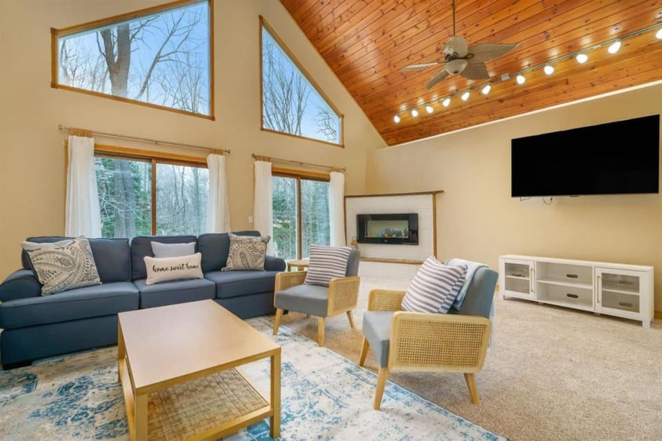 Peaceful Forested 5 Bdrm Near Lake sleeps up to 16 House in Covert