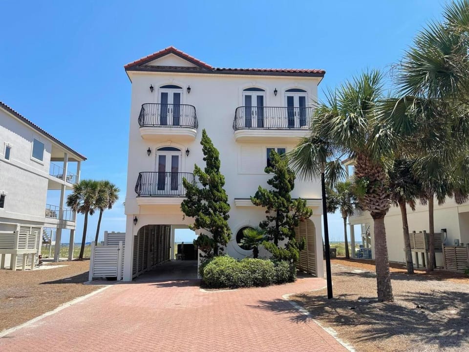 1st to the Beach-Sunset Beach-Beachfront-Pet Friendly-Hot Tub House in Saint George Island