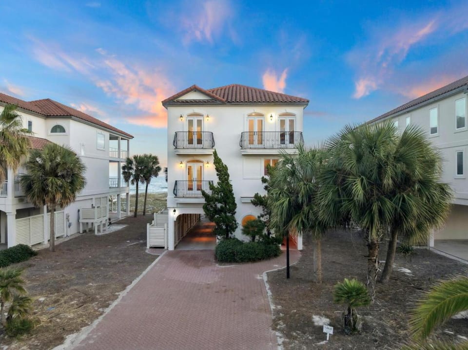 1st to the Beach-Sunset Beach-Beachfront-Pet Friendly-Hot Tub House in Saint George Island