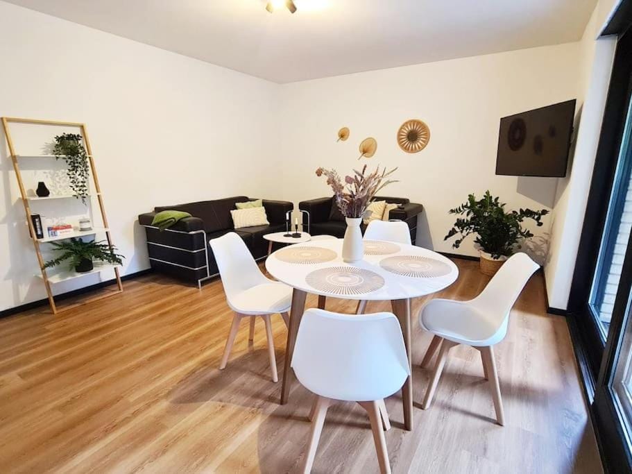 TV and multimedia, Living room, Seating area, Evening entertainment
