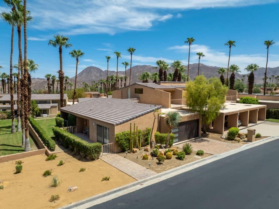 Property building, Day, Neighbourhood, Natural landscape, Mountain view, Street view