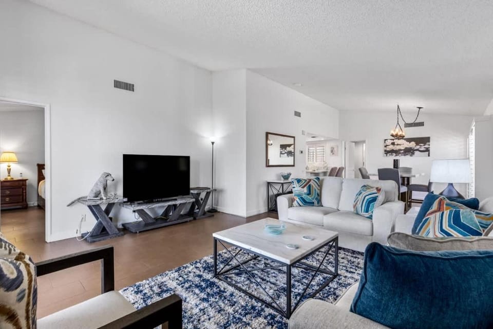 Communal lounge/ TV room, TV and multimedia, Living room, Photo of the whole room, Seating area, Evening entertainment