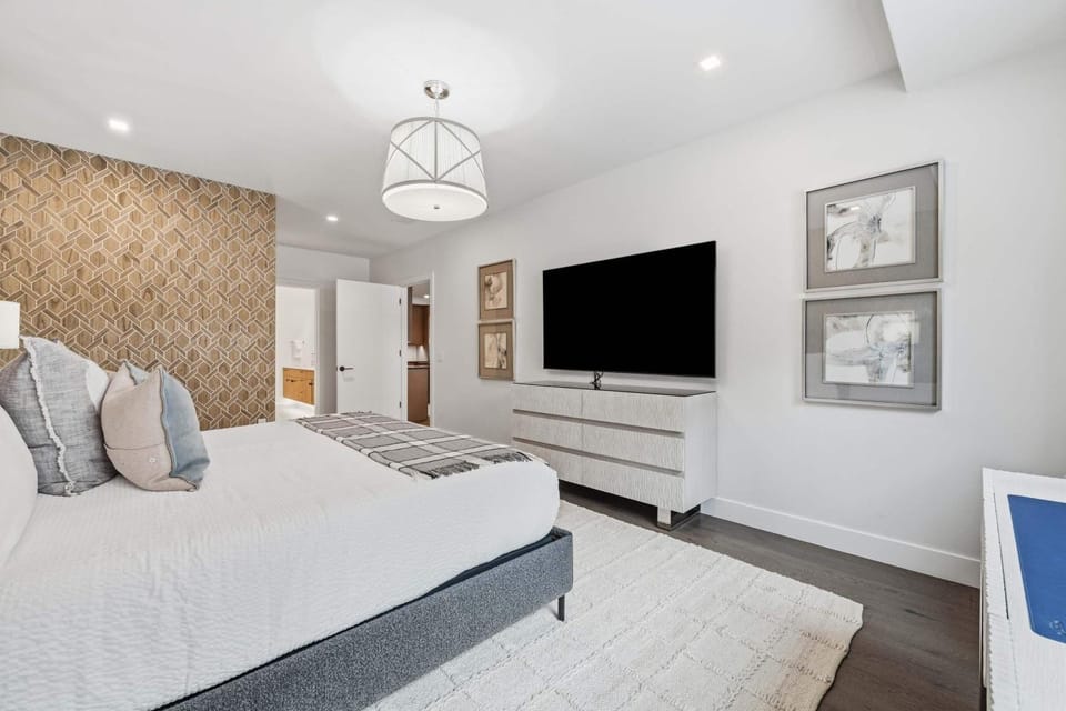 Frontgate 209 by East West Hospitality Apartment in Avon