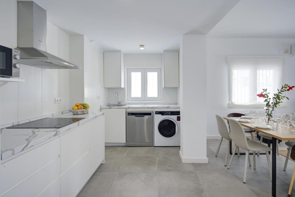 Kitchen or kitchenette, Dining area, dishwasher, washing machine