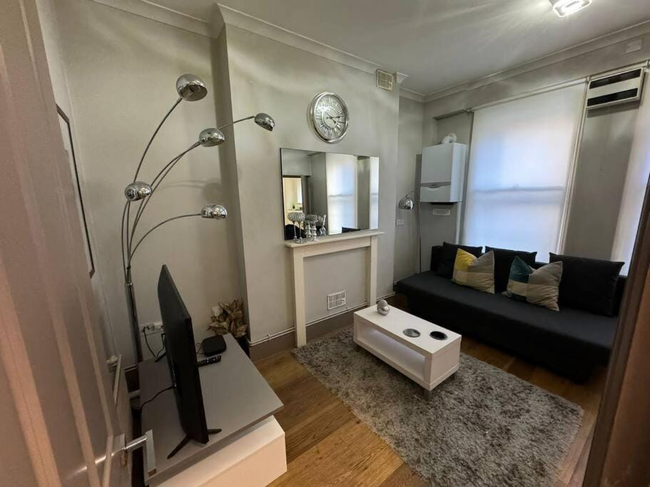 Sleep 4 in heart of Fitzrovia Near Oxford CL6 Apartment in London Borough of Islington