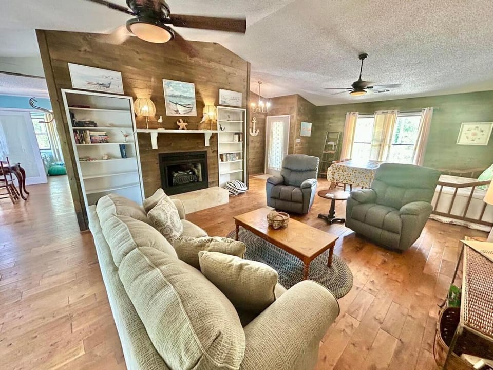 Our Anchor-Beach access, 3 BR, pet friendly House in Saint George Island