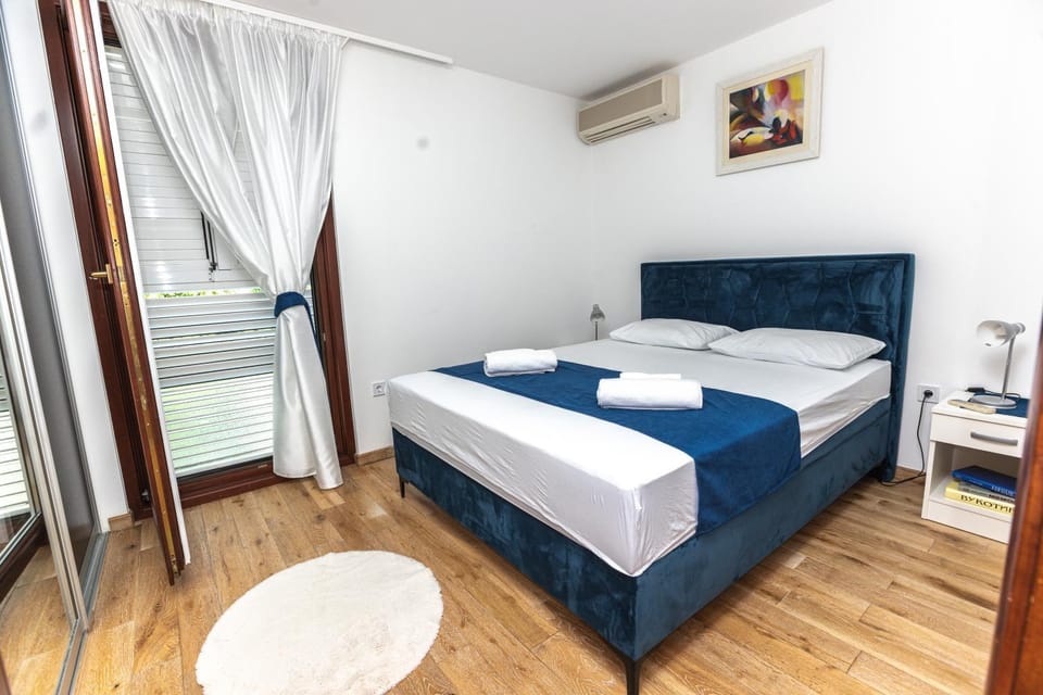 Bed, Bedroom, air conditioner
