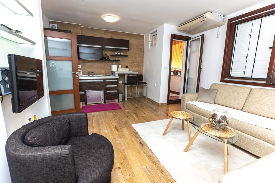 Kitchen or kitchenette, Living room