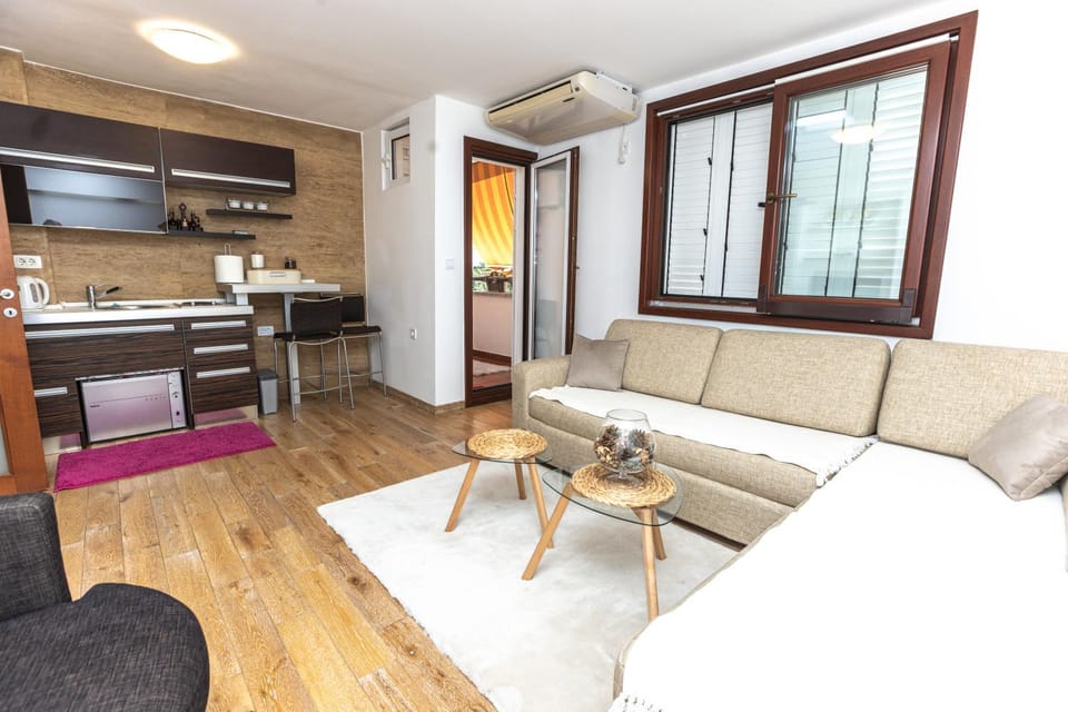 Kitchen or kitchenette, Living room